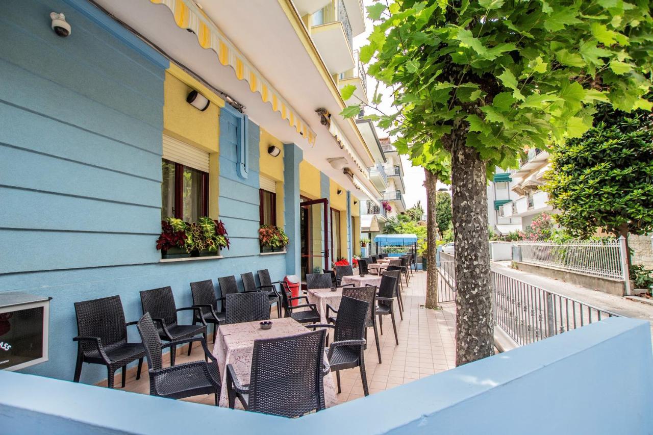 Hotel Clara Ріміні Екстер'єр фото