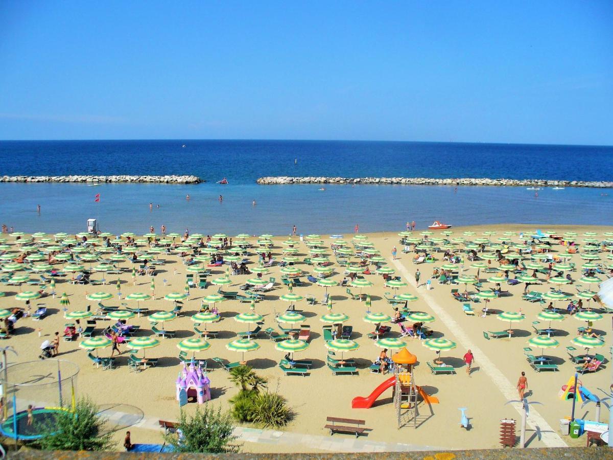 Hotel Clara Ріміні Екстер'єр фото