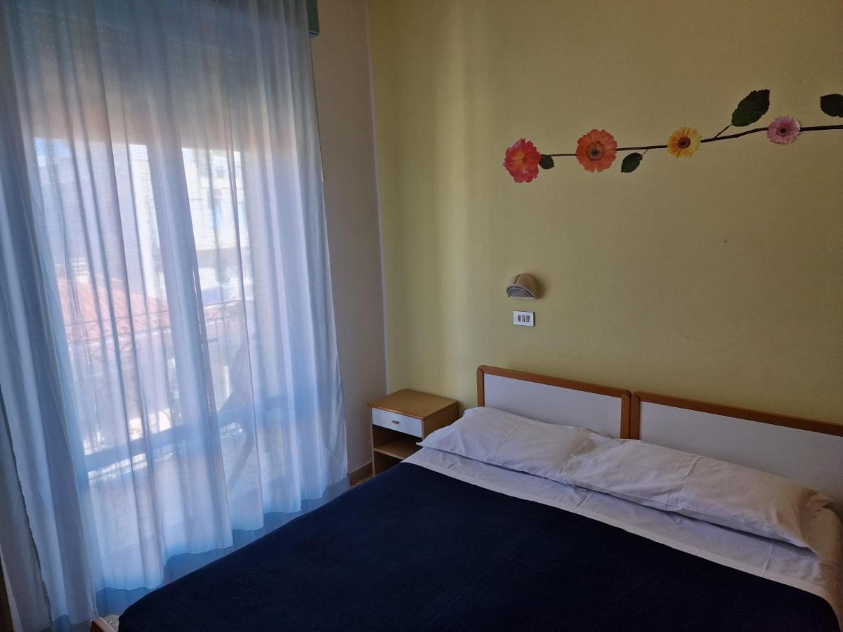 Hotel Clara Ріміні Екстер'єр фото