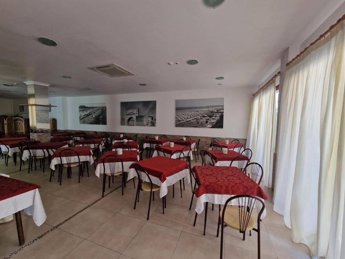 Hotel Clara Ріміні Екстер'єр фото